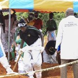 Les enquêteurs recherchent des dizaines de fosses communes dans une vaste zone forestière de 325 hectares, située non loin de la ville côtière de Malindi. Face à l'afflux de corps, la morgue de l'hôpital du sous-comté de Malindi est pleine, a indi...